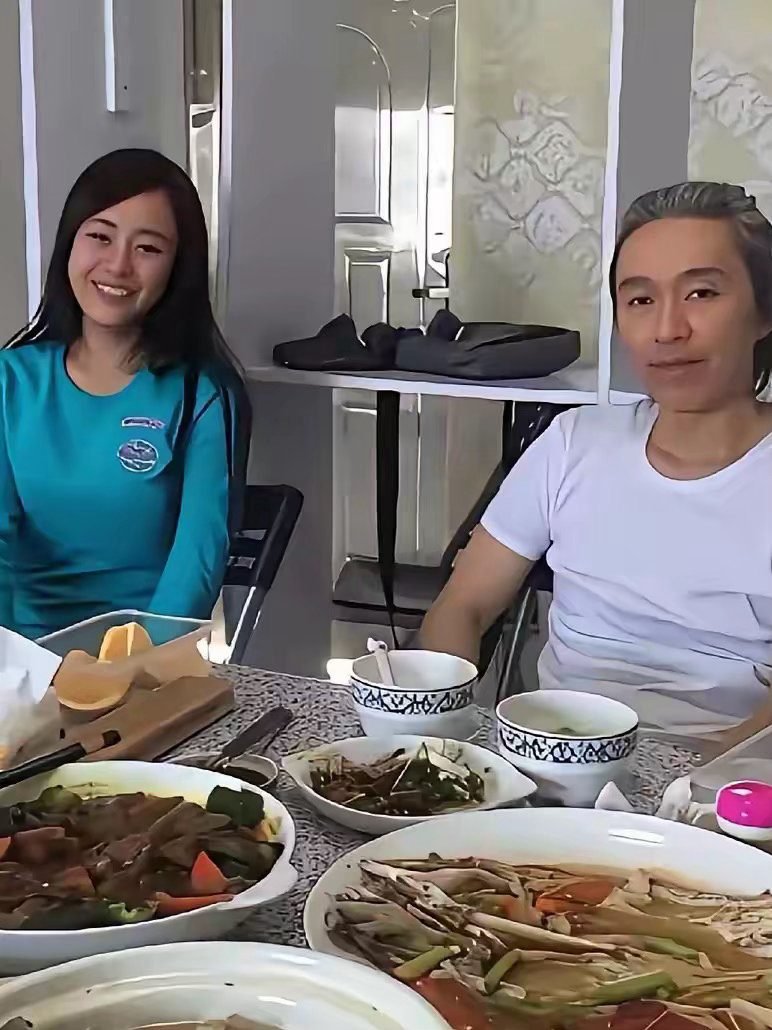 周星驰这张照片很有意思。从照片中能看出来，他正在吃饭，从盘子里的残羹剩饭可以看出