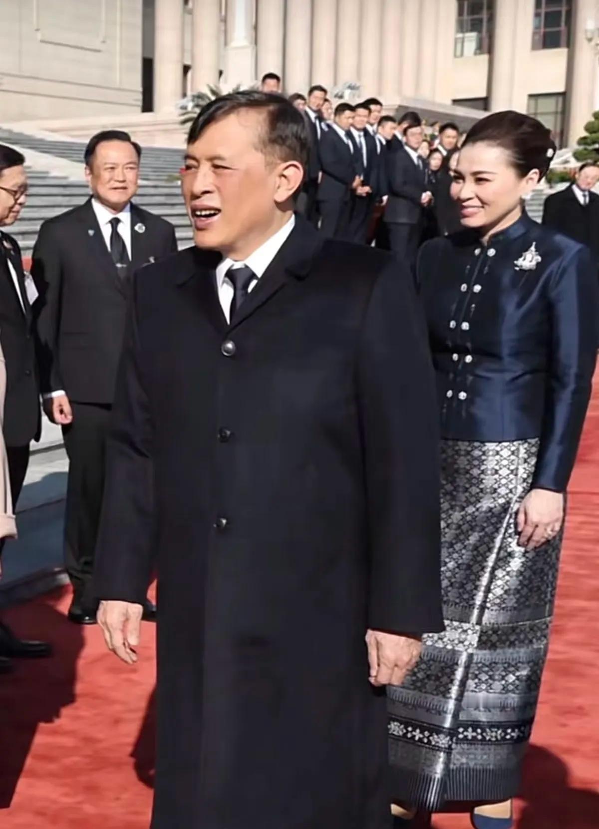 就在刚刚
 
网传泰国国王突然宣布了“先选边站”。目前未见权威渠道证实，但相关讨