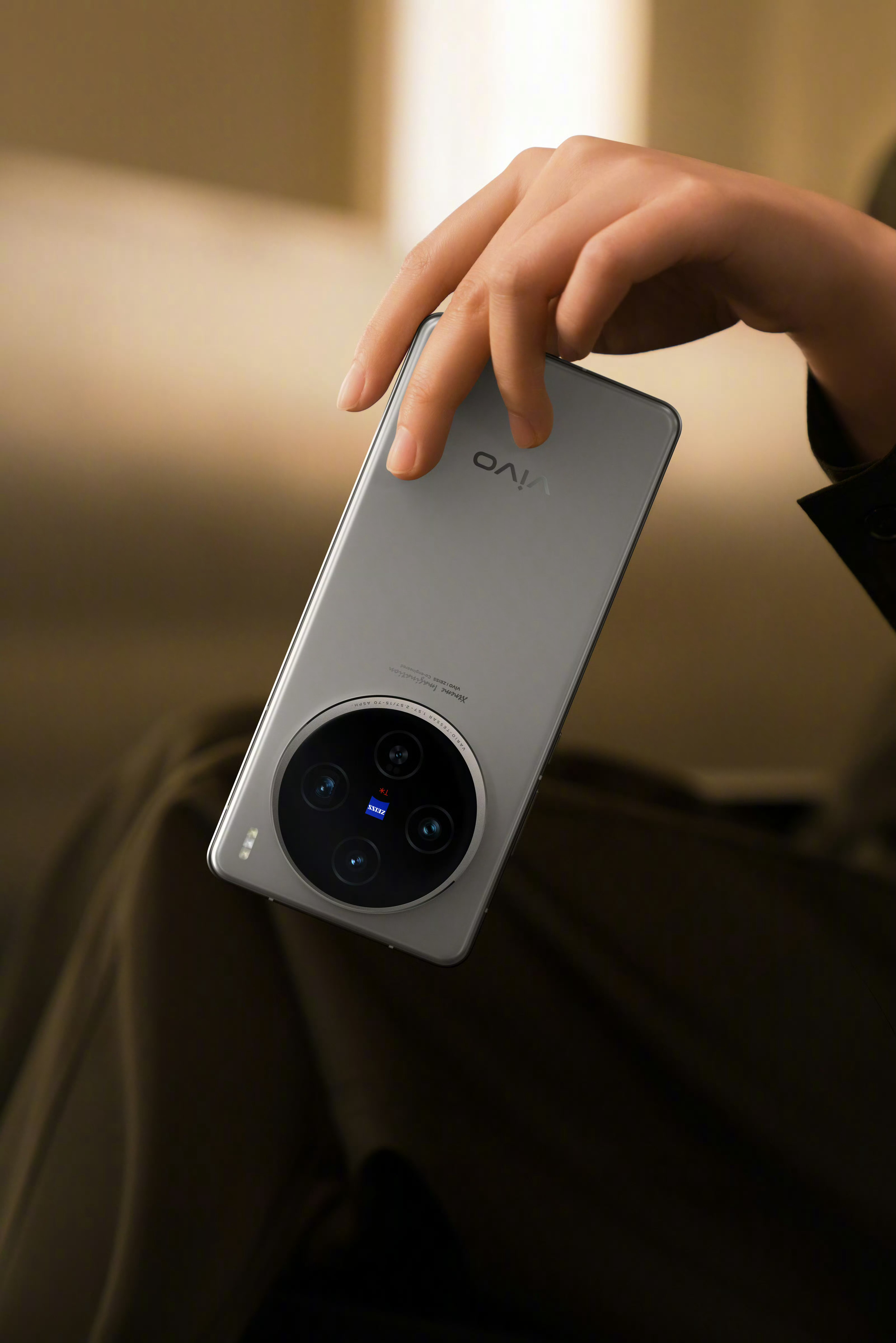 vivo X100s真机，变成直屏直边设计了，这两个色哪个好看？[doge] ​