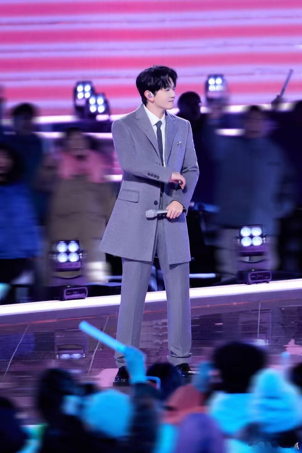 颜人中红包发了4个9999颜人中跨年夜宠粉天花板！四群连发9999红包，空降发语