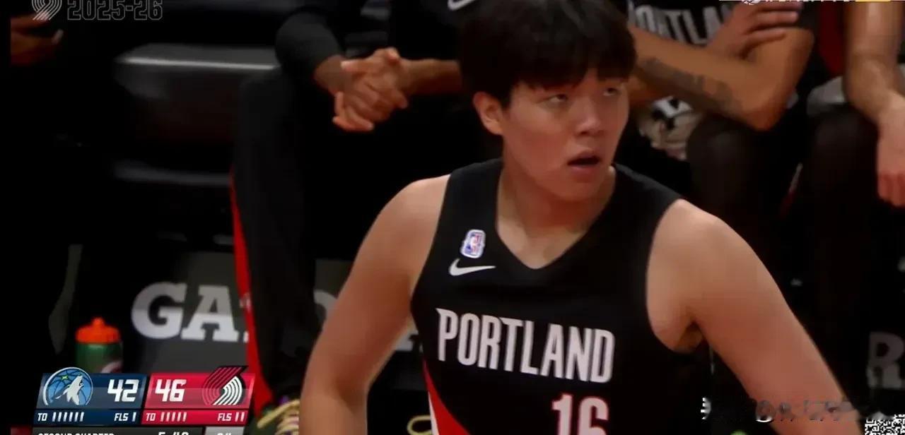 看了杨瀚森今天NBA常规赛首秀表现，和森林狼比赛中，杨瀚森出场5分16秒，拿下2