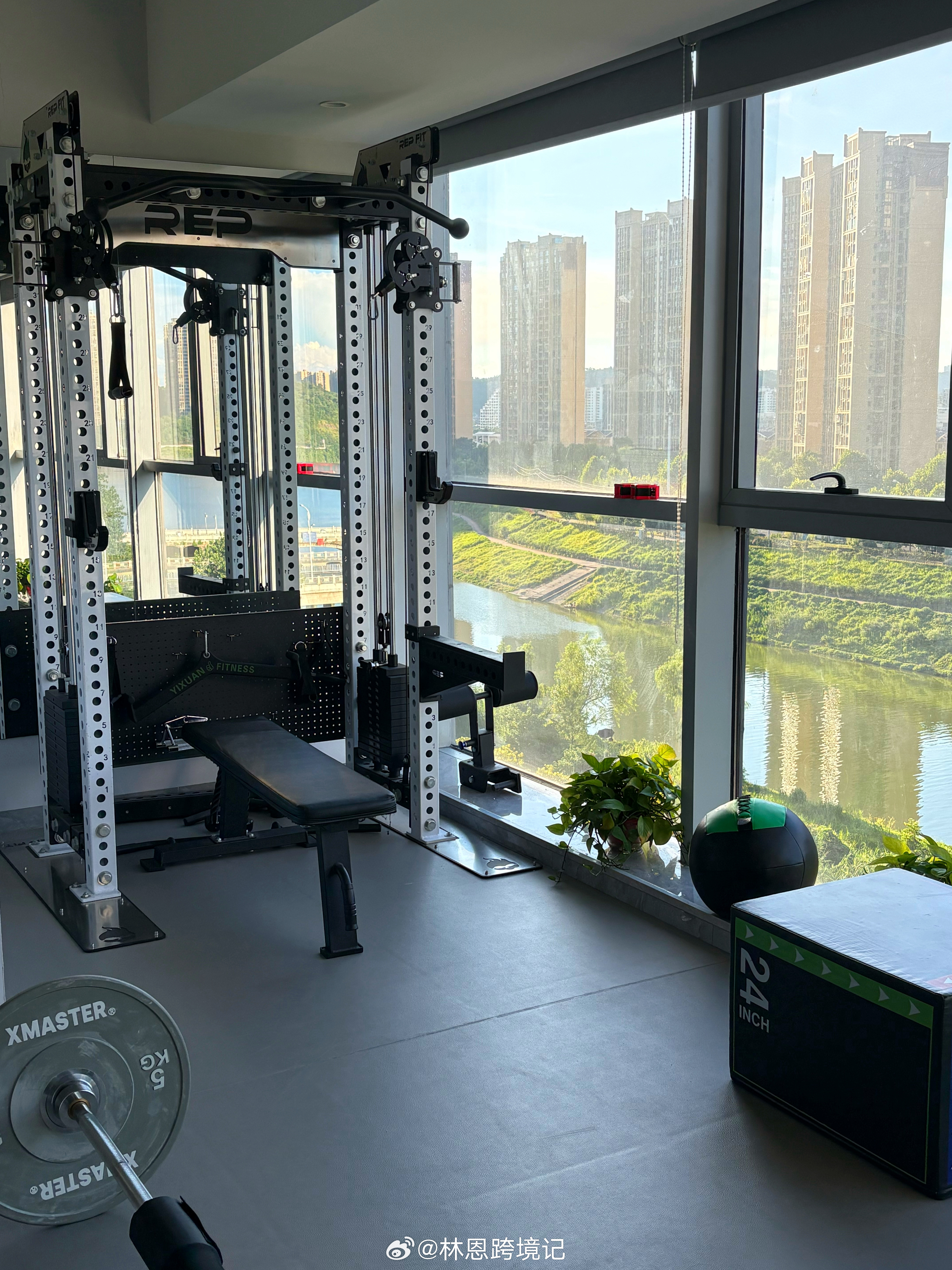 坚持运动打卡 60/100，私教臀腿训练1h。一个月下来肌肉上涨速度超过了减脂速