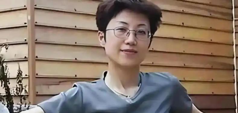 南京姑娘高瞻，普林斯顿博士、拿着美国绿卡的中产学者，2001年从北京首都机场出境
