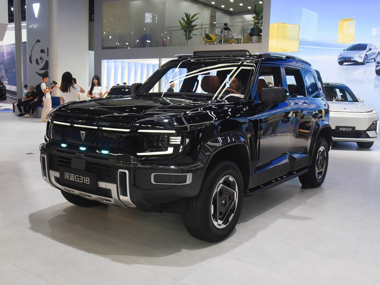 2026成都车展深蓝G318亮相，方盒子造型增程SUV，热度居高不下。硬派方正外