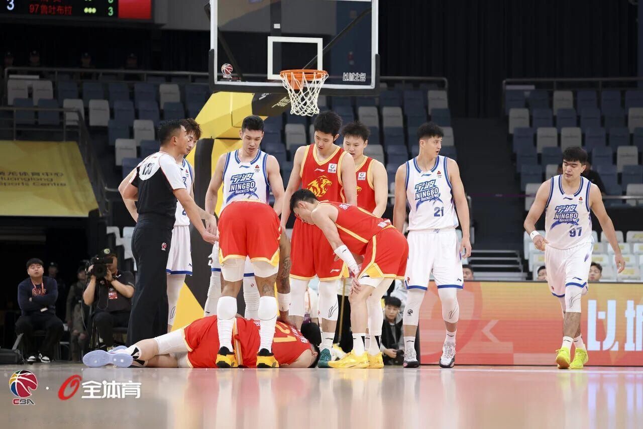 胡金秋昨晚比赛里肩膀被对手拉伤，导致胳膊无法抬起，赛后被紧急送往医院检查。据探长