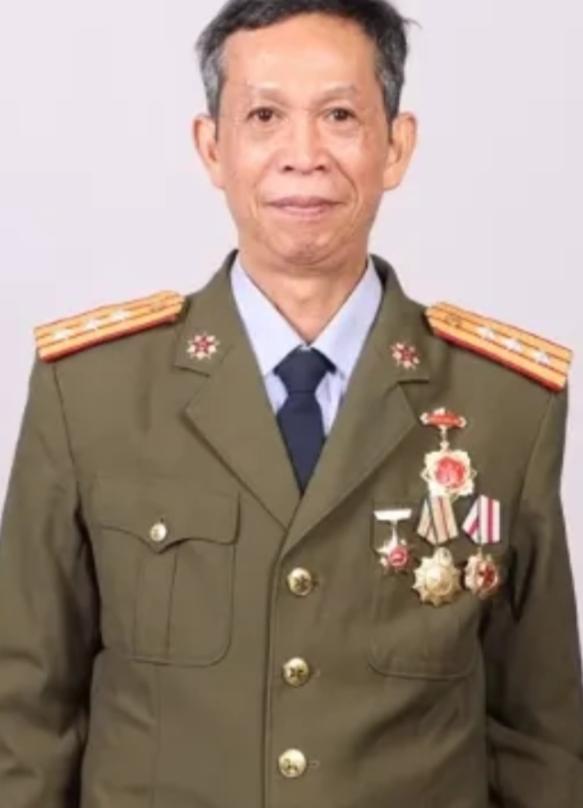 对越反击战中，副班长覃毅忠本被记三等功，团参谋长查到他，改为一等功并报请授一级战