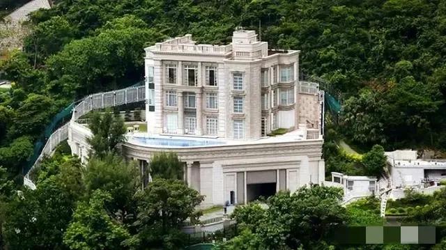 周润发1.95亿港元出售香港山顶别墅，背后有4个原因：


1.发哥急需现金流，