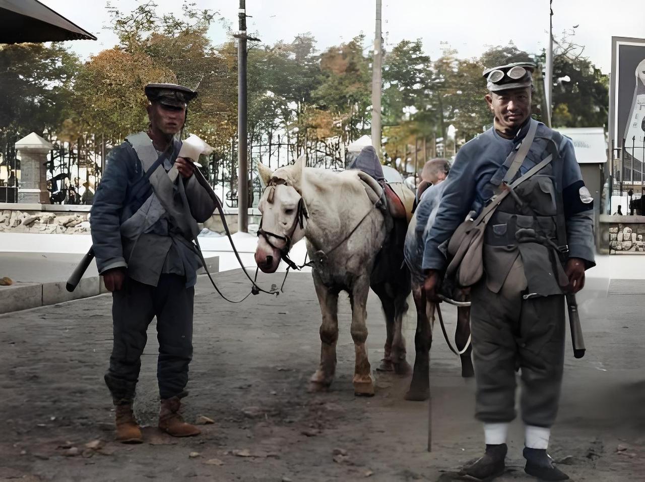 1924年10月的唐山火车站，灰扑扑的土地上，两名直系军队巡逻兵身影醒目。
左边