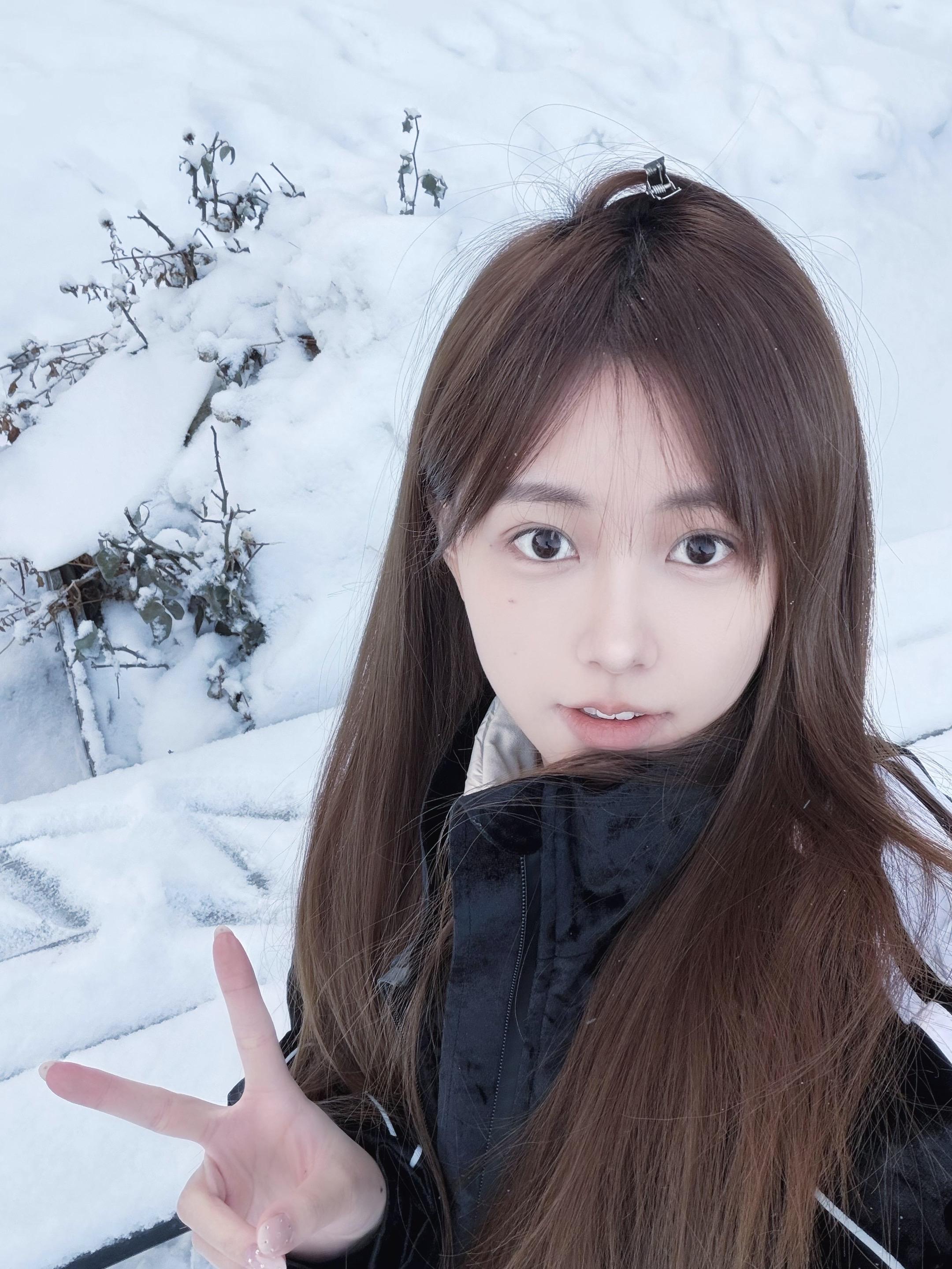 人总是喜欢反季节的东西 在蝉鸣烈日的夏天 却想念冬日厚重的雪 就像幸福后知后觉