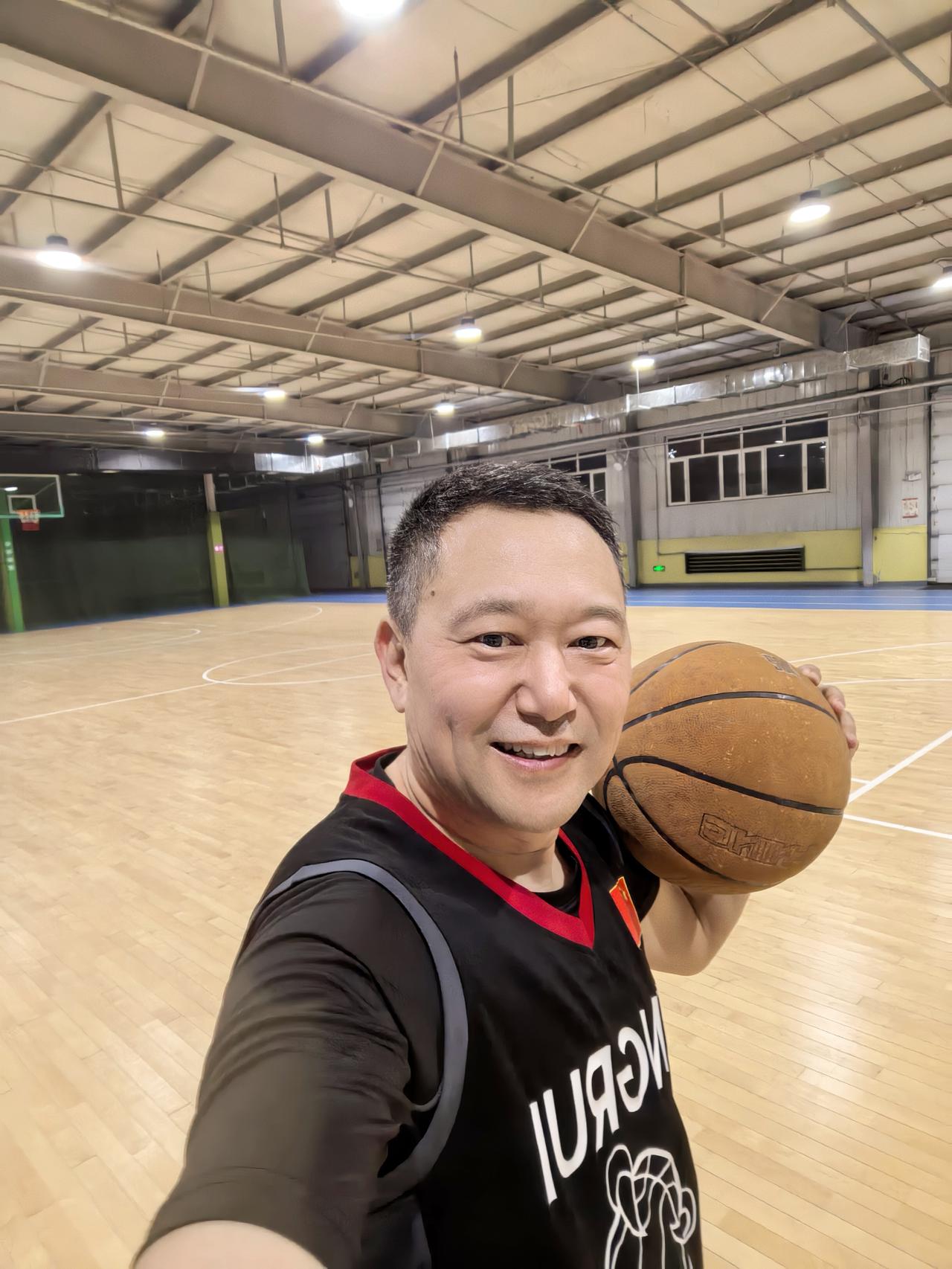 中年人，我们打篮球，等于是在赚钱。
因为能省下几千上万的药费、甚至几万几十万的住
