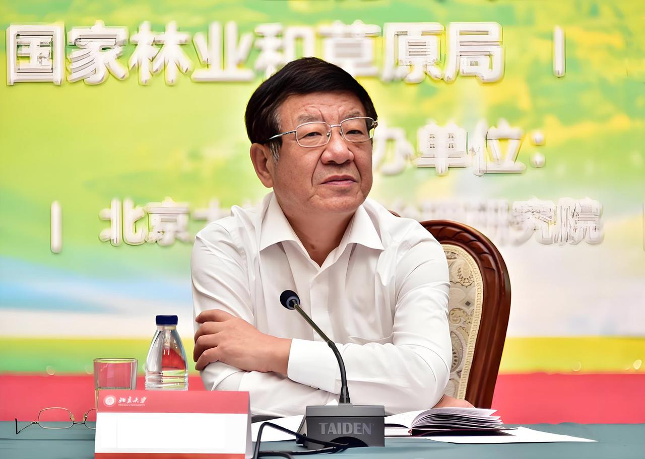 我以前去过甘肃省武威市民勤县，县城很小，到处是黄沙，比不上南方绿意盎然。别看民勤