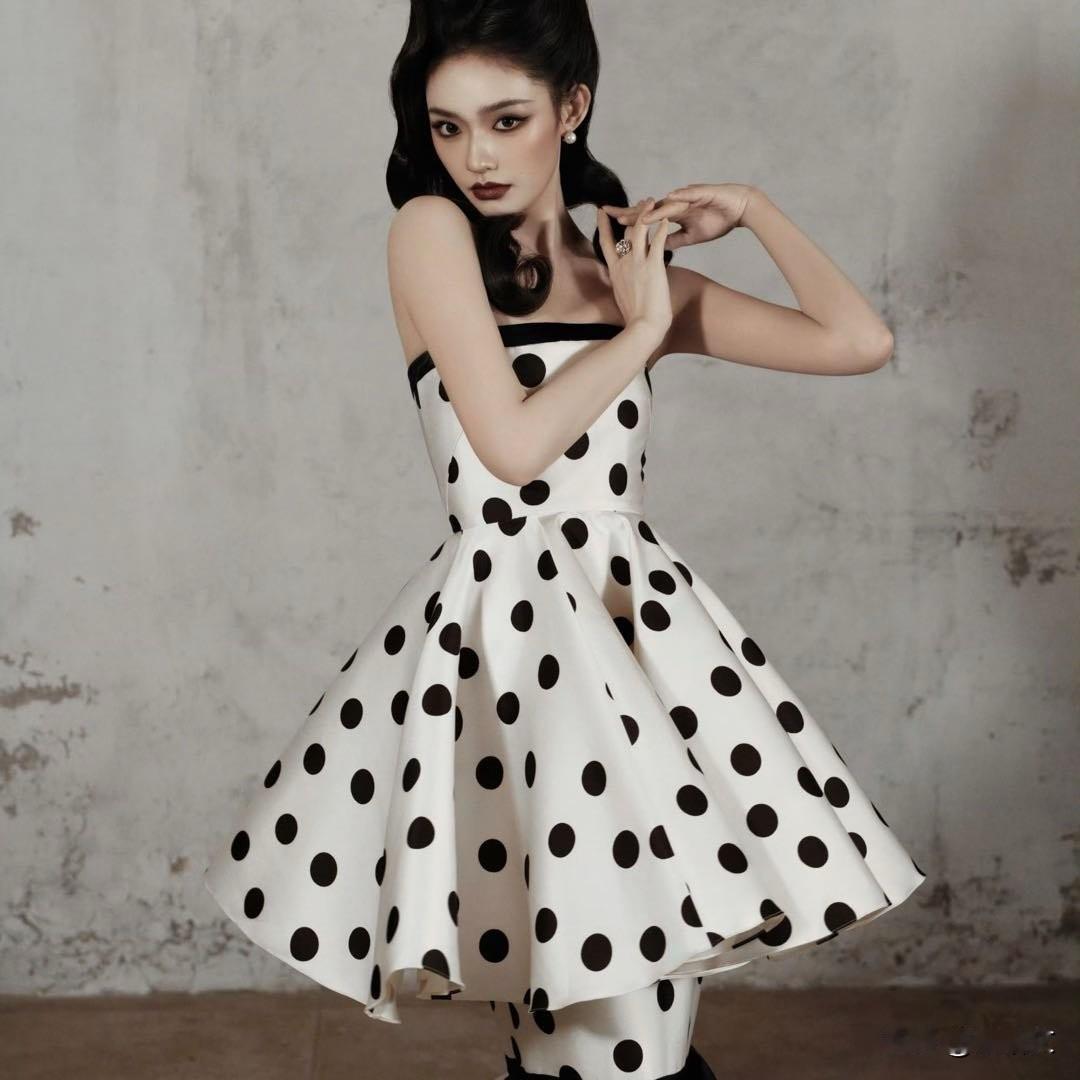 林允红毯摔得猝不及防！丞磊秒扶，她笑场回应太圈粉
 
2025爱奇艺尖叫之夜红毯