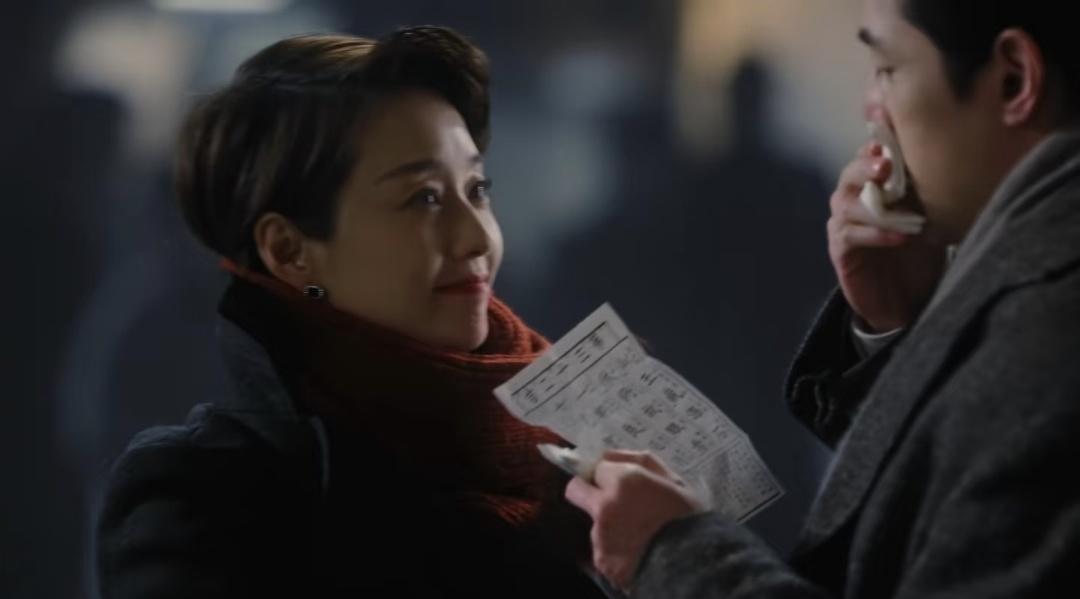 马伊琍说: “与其苦苦去纠缠一个你爱的人，还不如回头接受一个爱你的人。因为在你爱