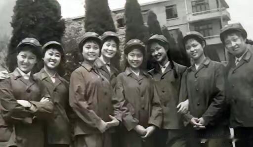 早些年的刘晓庆确实美艳，不用怎么化妆都是天生丽质，脸蛋精致，圆嘟嘟的，皮肤白皙，