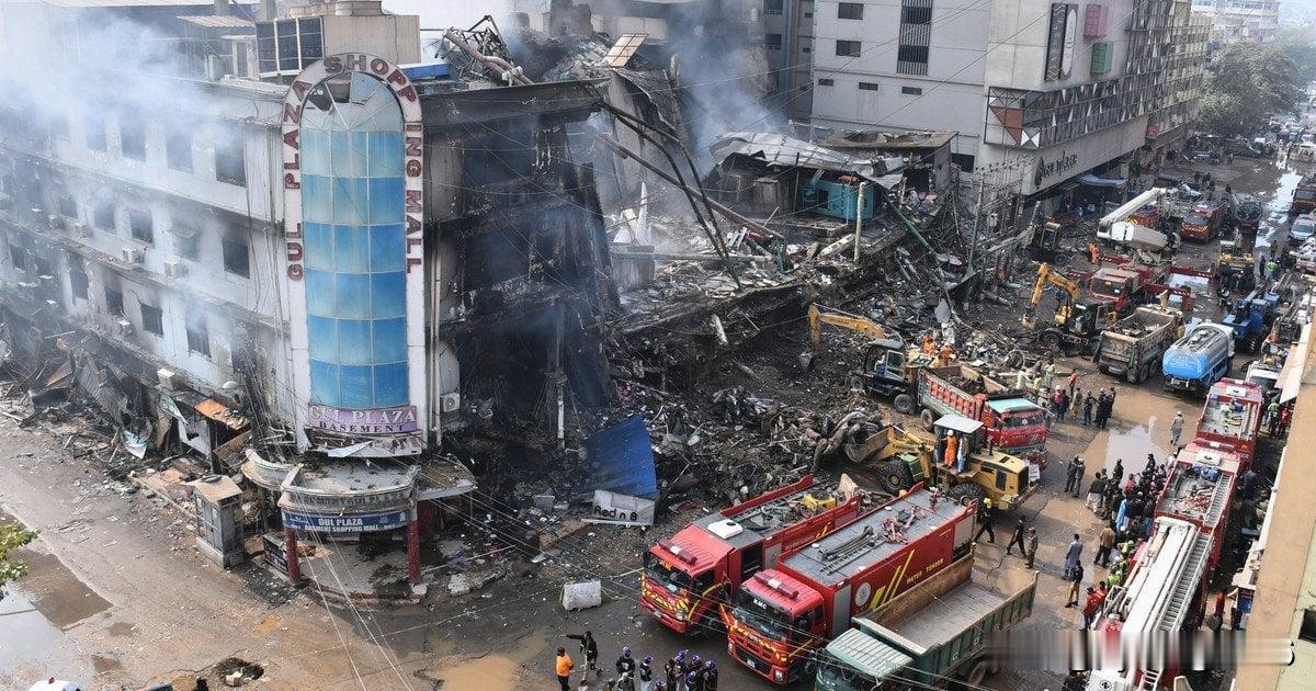 😱🔥🇵🇰 巴基斯坦一家大型购物中心发生严重火灾：1200家店铺被夷为平地
