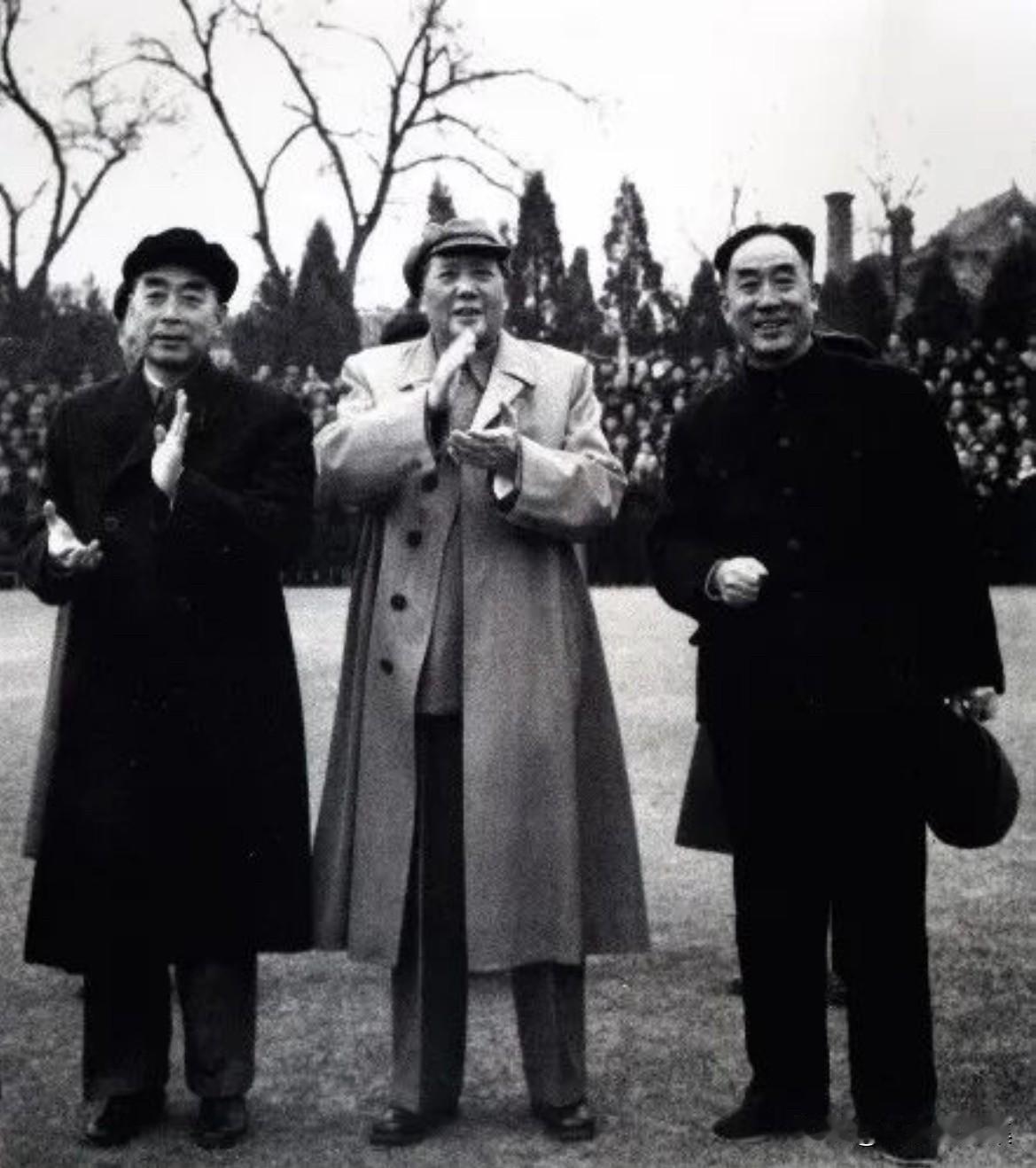 1963年4月20日接见专业会议代表，左起：周恩来、毛泽东、薄一波。4月前后北京