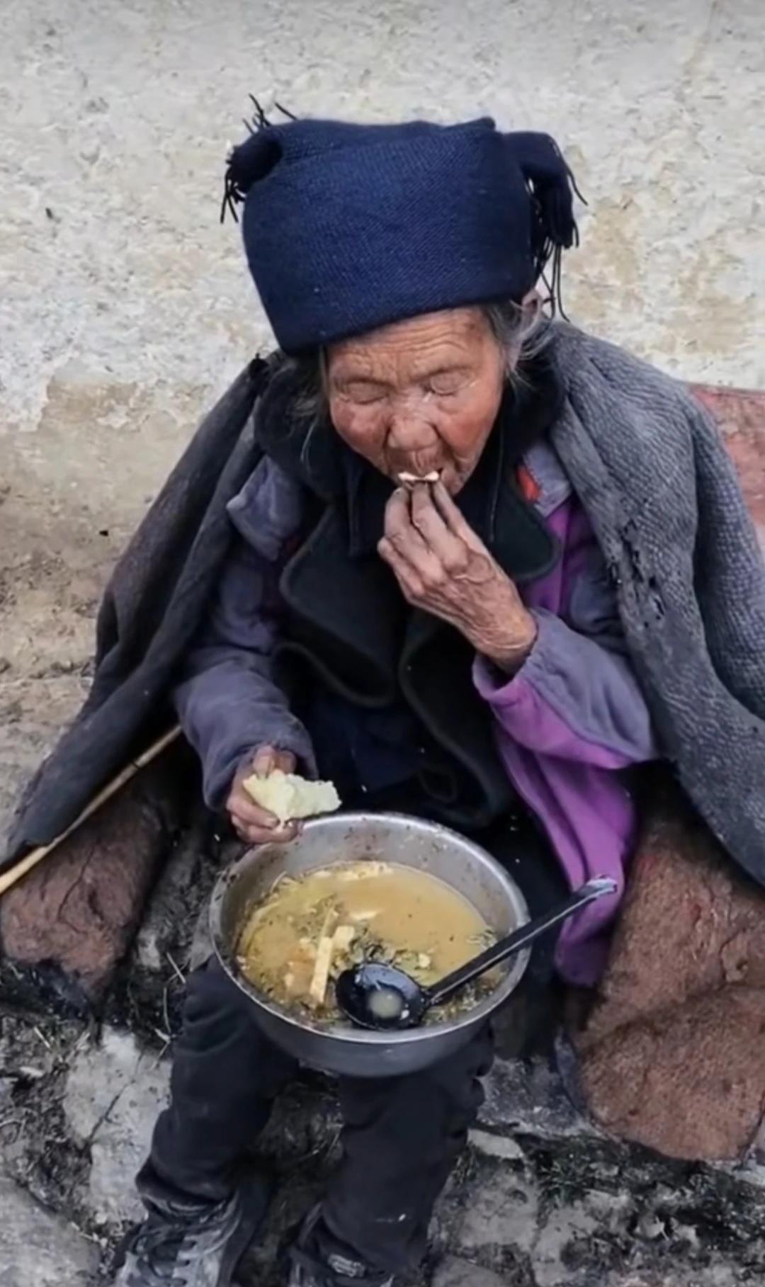 粗糙的手， 握住生活的愁， 那一道道裂口，是命运的刻痕深幽。

破旧的衣衫在风中