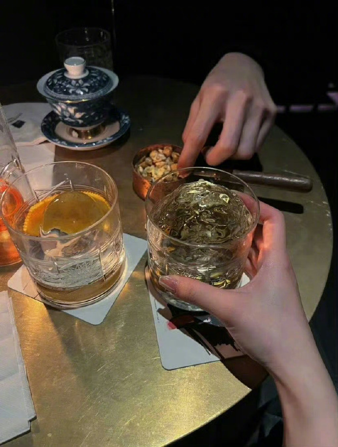 爱不负人、玩不负景、睡不负床、一个人的时候不负自己。 