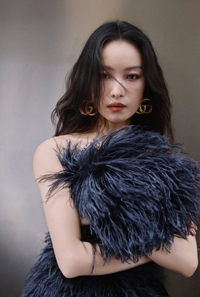 倪妮米兰时装周出图 倪妮黑金look 倪妮米兰时装周出图，倪妮黑金look满分酷