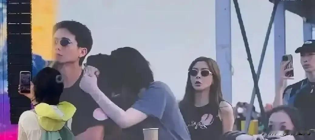 真的替王菲捏把冷汗
她突然抱住的那个男人是谁？
这样会让很多人误会，也许，会因此