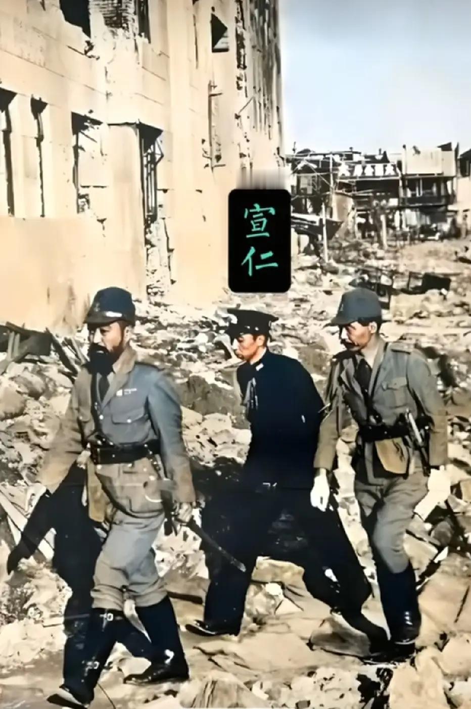 1937年，日本第123代天皇嘉仁的三儿子正在视察日军占领后的上海，经过淞沪会战