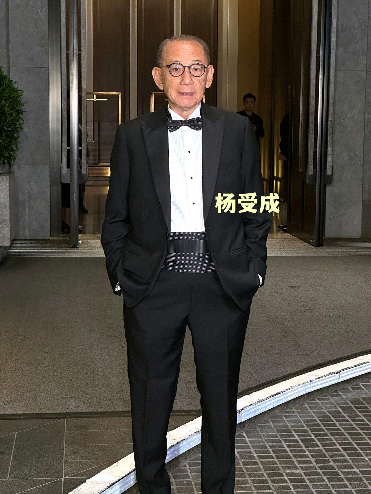 82岁的英皇老板杨受成，在瑞吉酒店筵开21席，庆祝他跟太太陆小曼结婚40周年的“