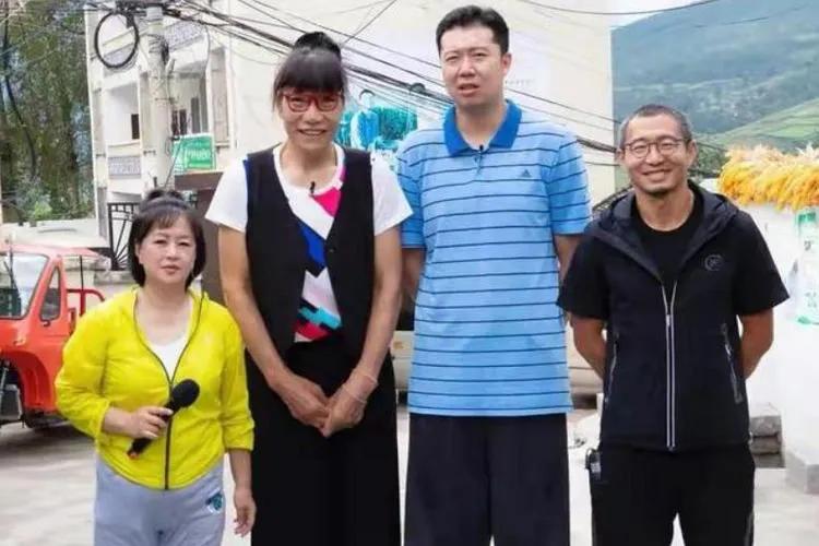 画面中身高216的王治郅玉树临风，一旁206的郑海霞笑意粲然，右侧的篮球赛事解说
