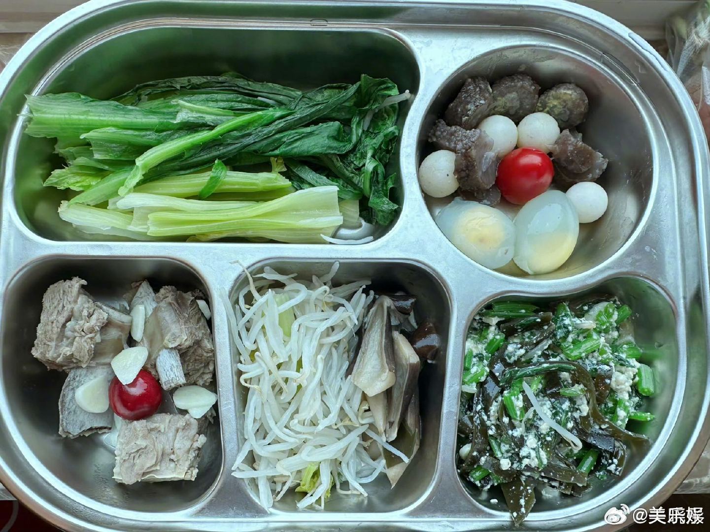 关晓彤妈妈调配的蘸料 关晓彤 少量蘸料中加入大量香菜关晓彤分享减脂小妙招！妈妈调
