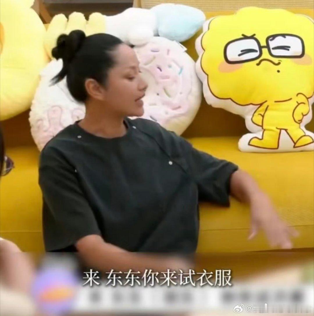 胡兵看到瞿颖哭想妈妈了时光走过这么多年，两个人依旧保留着最真挚的感性，一幕看的人