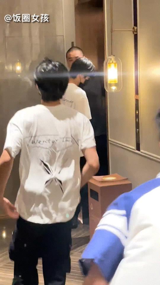 #张泽禹摔倒#是谁绊的张泽禹快出来道歉，不然粉丝不算完的！今天张泽禹不还有训练吗