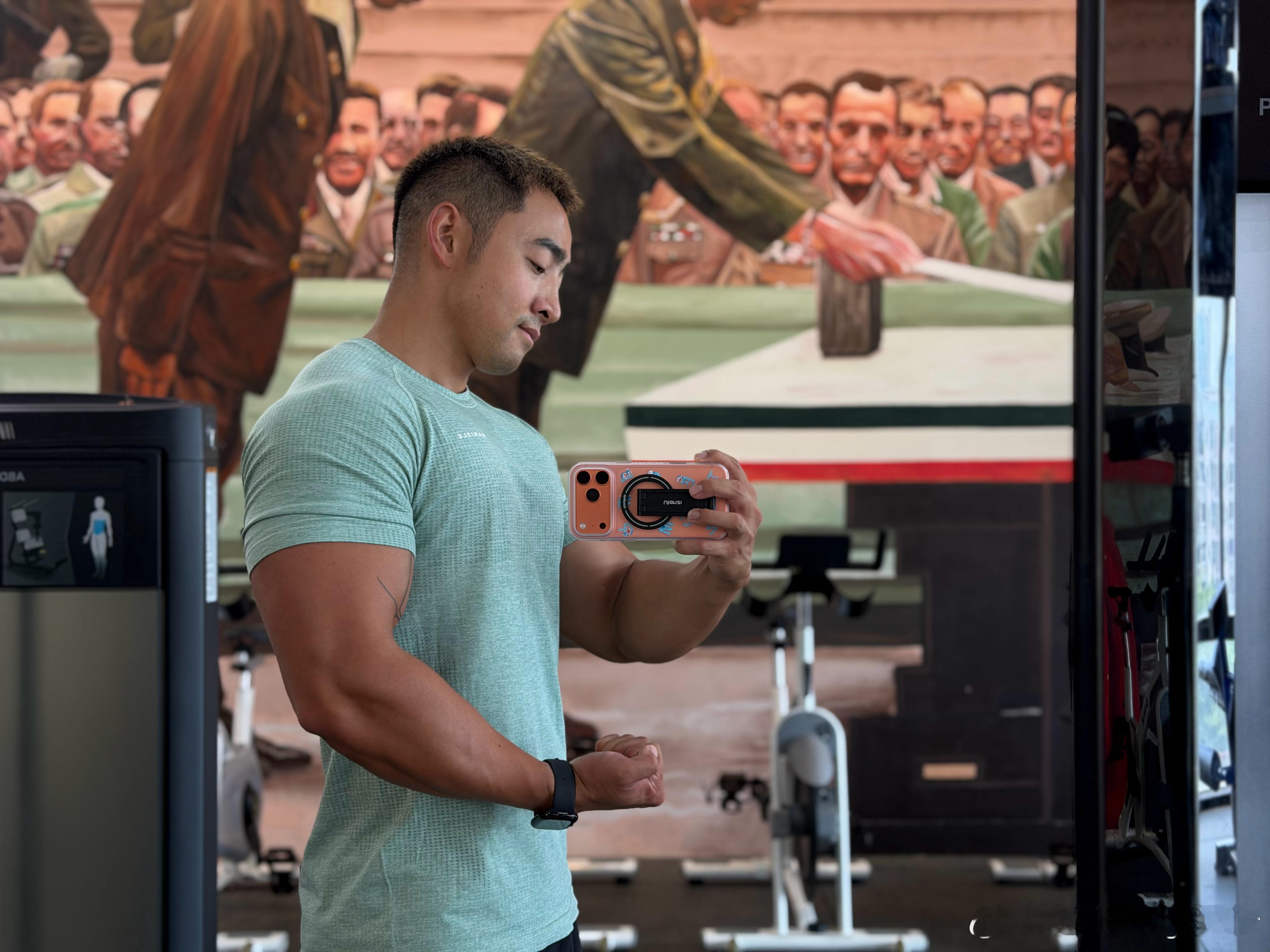 今天默默地一个人无护具推 100kg，也是突破了。👏 ​​​