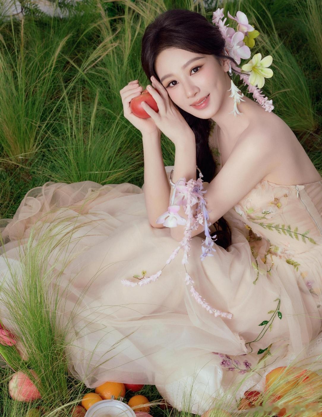 杨紫yz 邵闯拍的花神杨紫 yz杨紫 豆包 摘粒粒红豆，寄缕缕相思。杨紫家业云合