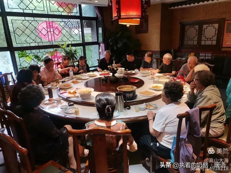 今天要和老公同学的六个家庭聚会啦！去吃河鱼、泡温泉、挖野菜，还要住一宿。这是我们