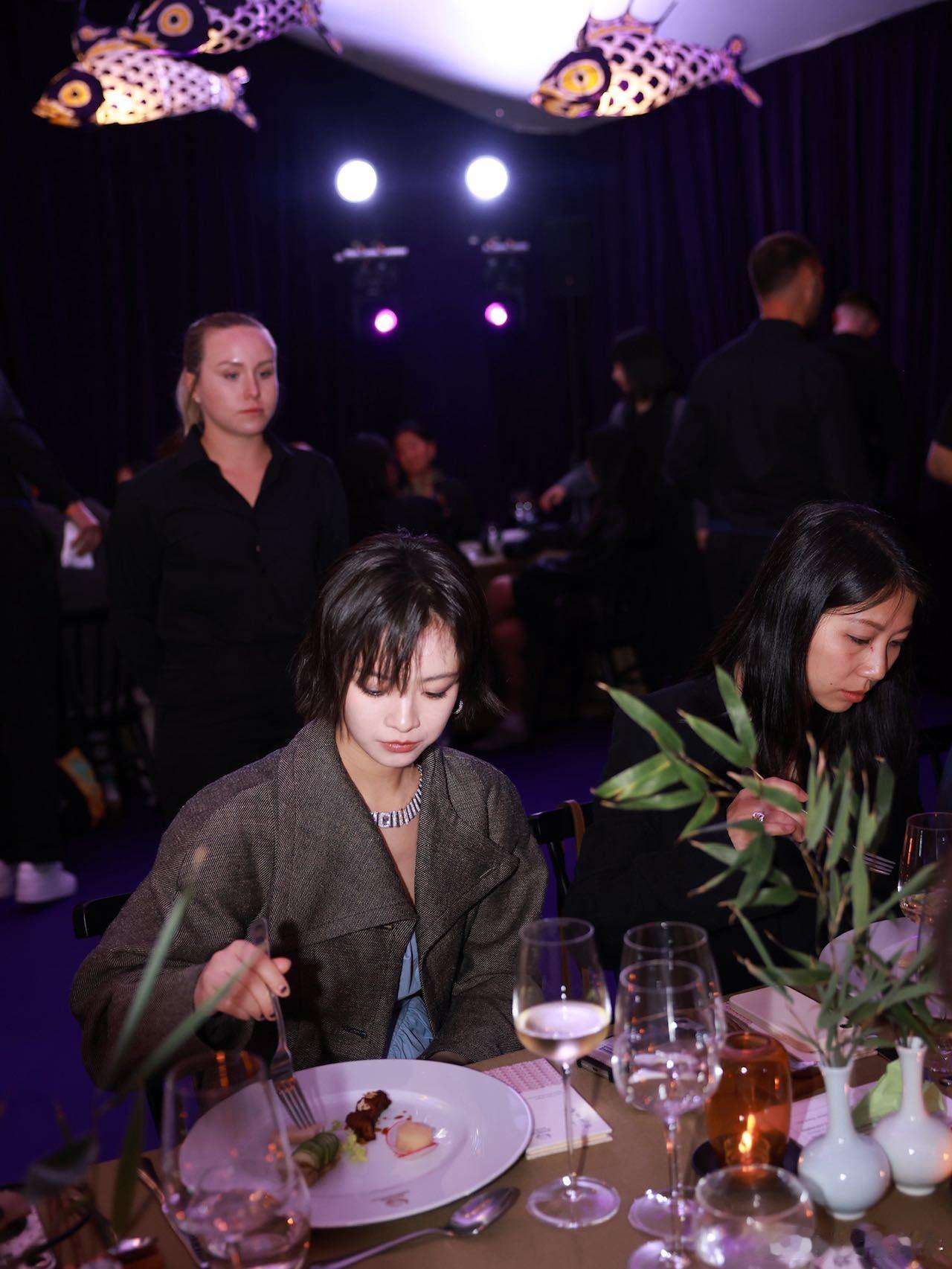 遇到好吃的我也这样平日里气场十足的众人，遇上地道中式美食瞬间破功，沉浸式埋头干饭