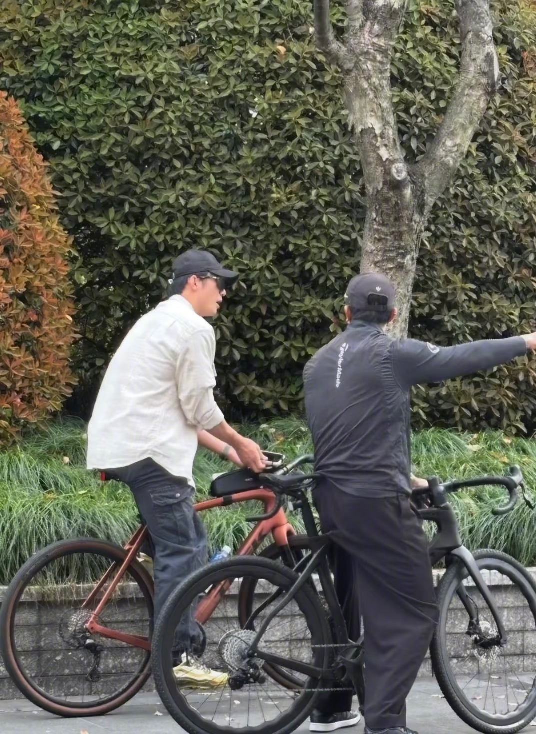 偶遇黄景瑜街头骑车 有网友偶遇黄景瑜街头骑车，好潇洒的哥。 