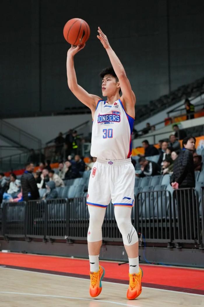 小伙儿正经不错，条儿大、侵略性强。辽宁这地方是真出后卫啊，跟批发似的。希望蒋祺禹