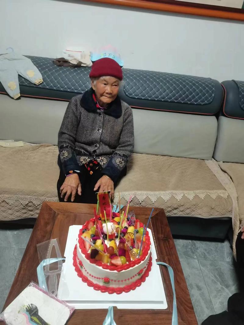 近日，辽宁沈阳一位90岁姥姥徒手翻墙回家的视频在网络爆火，短短24小时点赞破50