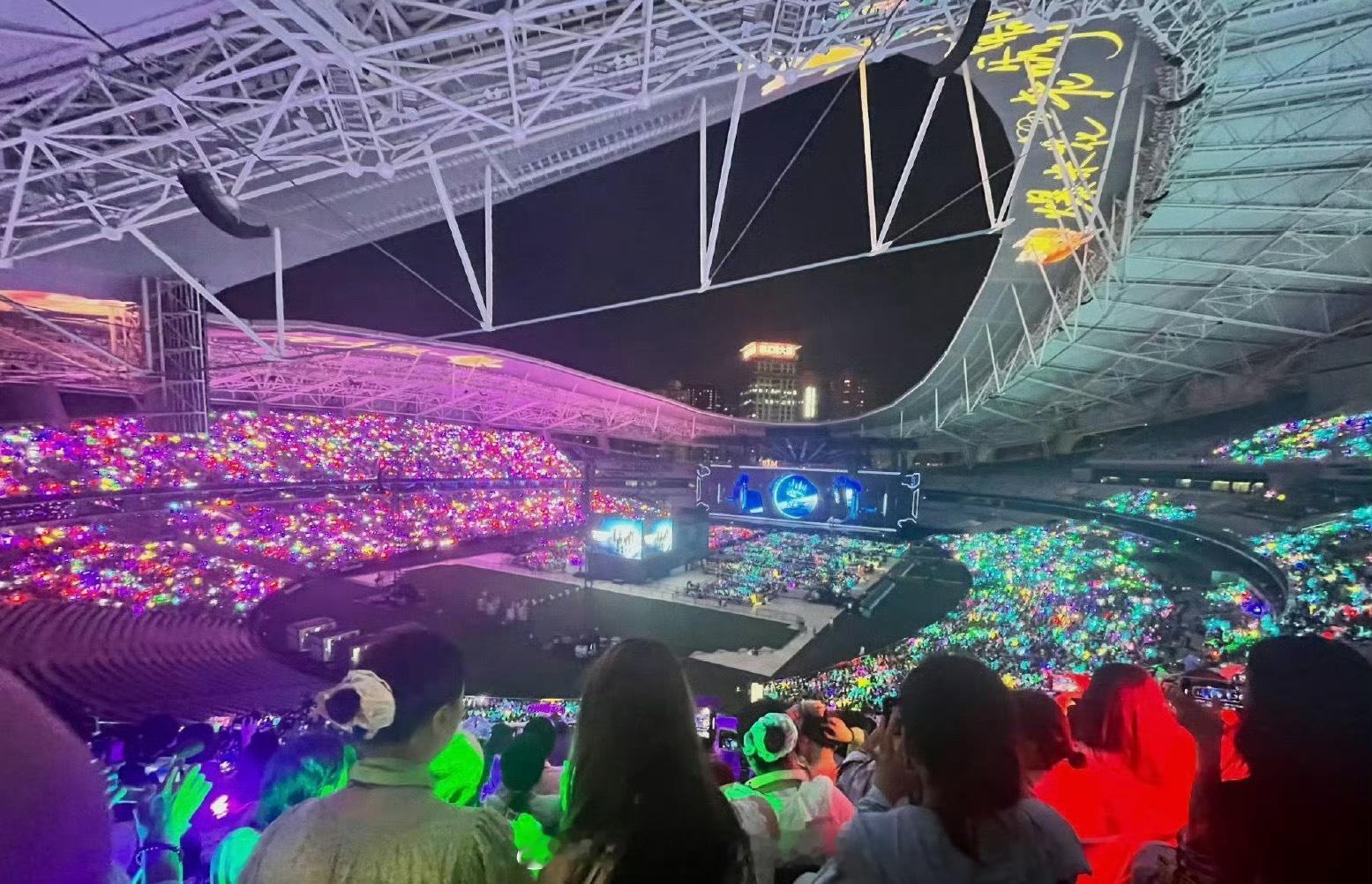 时代少年团演唱会今天的灯牌应援，哪片海最显眼？ ​​​