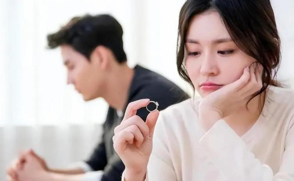 老公向朋友炫耀我只不过是不拿工资的保姆，我选择离婚他却后悔了
我的老公在和他的朋