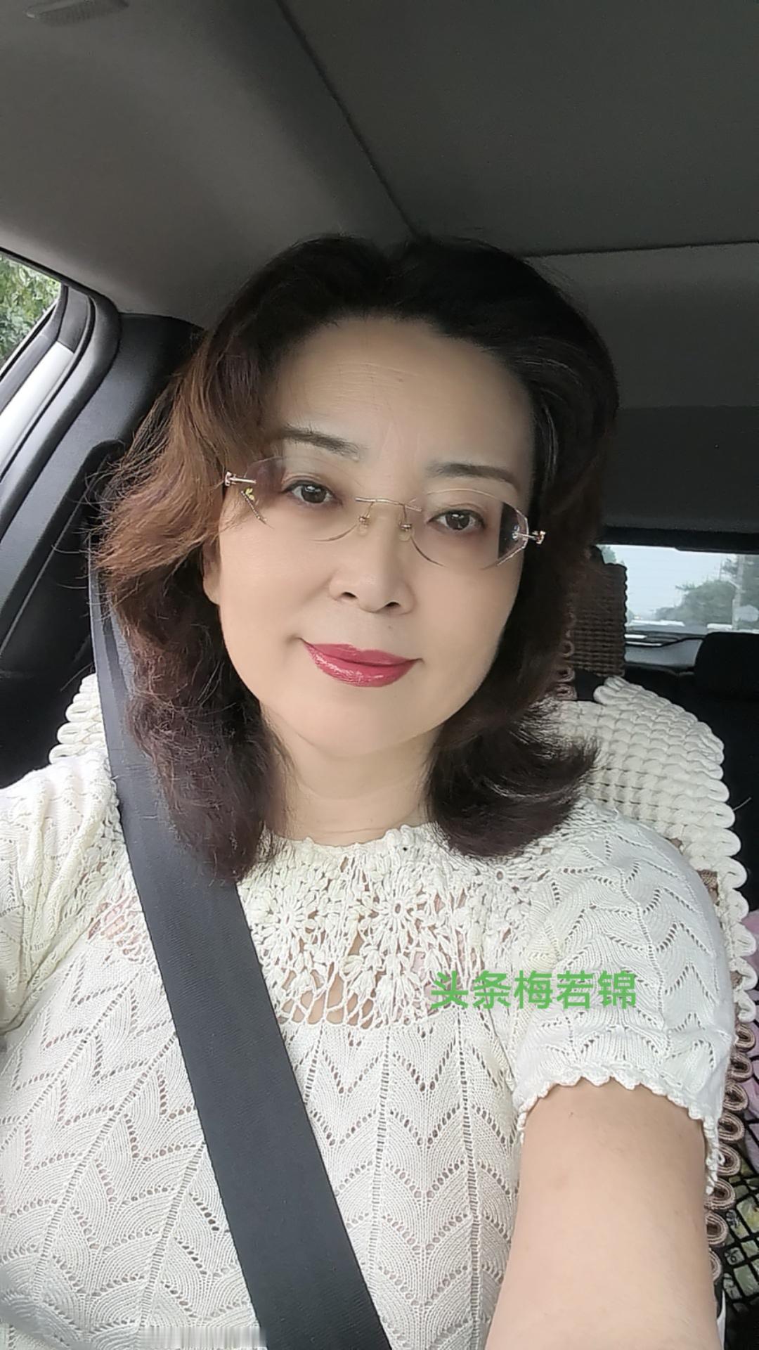 漫步在河中的木栈道上，吟一首《爱莲说》吧:予独爱莲之出淤泥而不染，濯清涟而不妖，