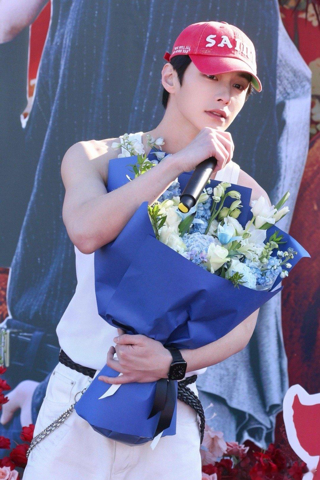 何与 双轨前一天收官新剧第二天开机 恭喜何与进入事业发展的“快车道”！前脚刚与《