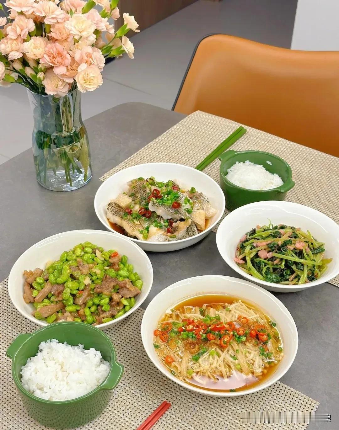 如何掌握自己情绪呢？
1、提升自我意识，增强自愈能力，掌控情绪。
2、学会自我心