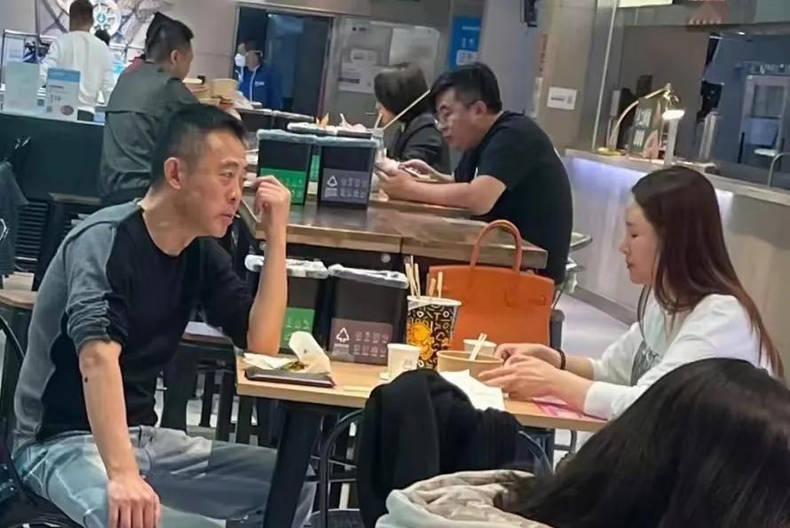 侯勇和三婚小娇妻王瑞在外就餐时的一幕，侯勇是大家熟知的实力派演员，凭借扎实自然的