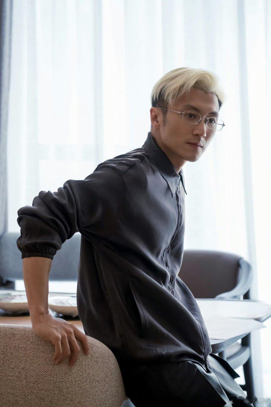 谢霆锋复刻了23年前的自己 岁月对帅哥是真的偏爱！谢霆锋复刻23年前造型，白金发