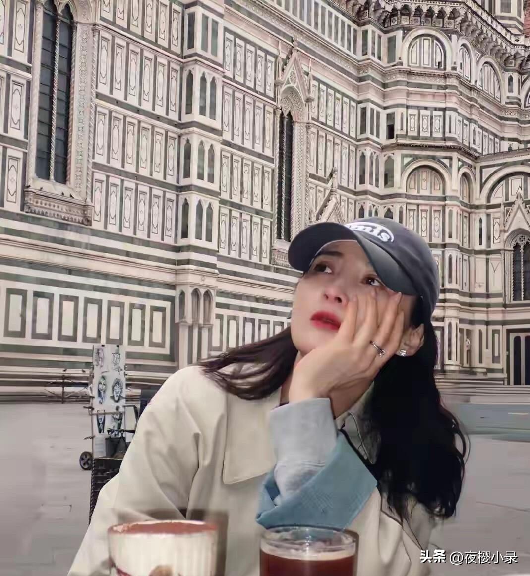 这几天，一组蒋勤勤在意大利佛罗伦萨的照片刷爆了社交网络。 照片里，50岁的她穿着