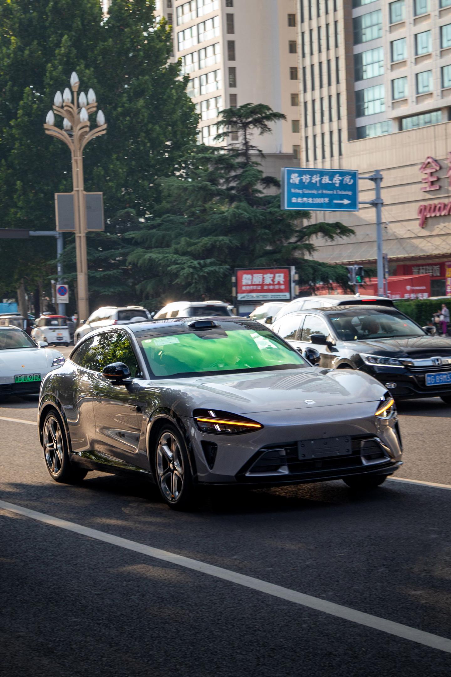 寿光东城汽车街拍，小米yu7登场，这轮毂很帅