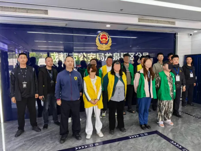 【#业主信息被卖牵出56人黑灰产链#】#骚扰电话背后的黑灰产团伙# 央视新闻消息