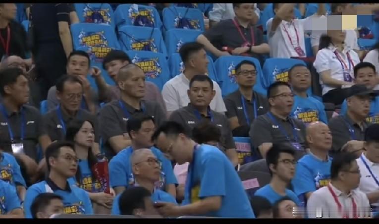 粤BA总决赛现场来了很多中国男篮前国手大咖。包括战神刘玉栋，逍遥王子巩晓彬，拼命