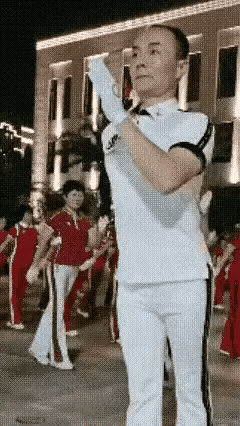 哪位朋友能告诉我这种煅炼方式起什么效果？
能消脂减肥还是排汗排毒，这不就是“闲庭