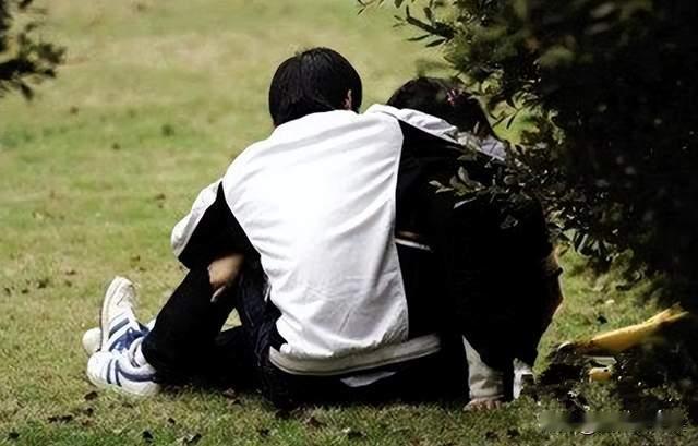 山西，高中女生与男同学恋爱不到一年，便提出了分手。谁知男同学竟拿出了女生的私密照